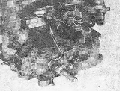 Figura 3.34. Demontarea ansamblului clapetei de accelerație - carburator GM Varajet