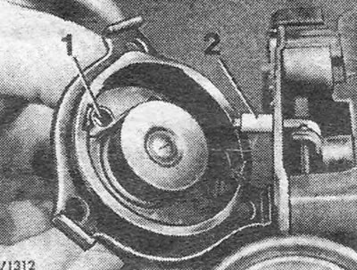 Figura 3.37. Carcasă de șoc automat - carburator GM Varajet: 1. Arc bimetalic; 2. Maneta axei…
