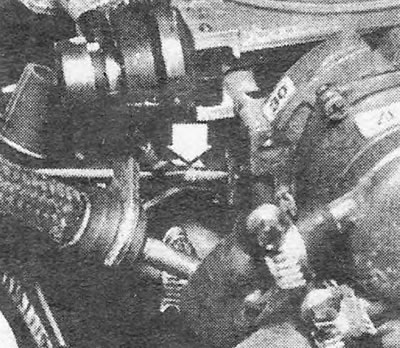Фотография 15.3. Упорный винт дроссельной заслонки (показан стрелкой) на карбюраторе Pierburg.
