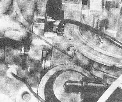 Фотографија 16.9. Вијак за подешавање зазора спуштене ваздушне клапне.
