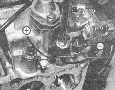 Фотография 19.11. Регулирование подачи ускорительного насоса («+» — увеличение, — уменьшение).