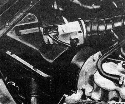 Рис. 3.47. Датчик воздушного потока системы LE Jetronic и воздухоочиститель — двигатель 1.8