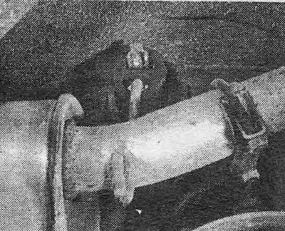 Fotografija 30.8B. Alternativni tip elastičnog pričvršćivanja ispušnih cijevi.