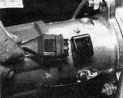 Фотографија 17.12. Искључивање нисконапонског утикача (мотори 1.6 и 1.8).