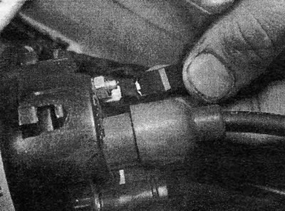 Фотография 20.ЗА. Отсоединение от катушки провода низкого напряжения (модели с двигателями 1,6/1,8…