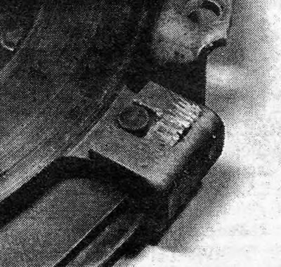 5.9B. kép. Bilincs a kuplungkosár összenyomott állapotban tartásához (nézet a nyomólemez oldaláról).