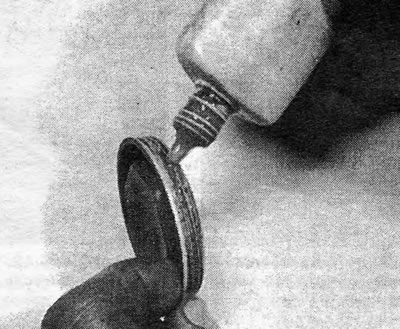 5.26. kép: Vigyen fel tömítőanyagot a zárókupak menetére (4 sebességes sebességváltó).