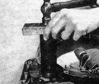 Фотаздымак 8.20В. Ўстаноўка сальніка дыферэнцыяла.