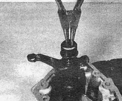 Fotografia 9.2B. Demontáž poistného krúžku z vodiaceho čapu radiacej páky.
