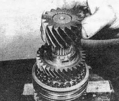 Фотография 12.9. Снятие ведущей шестерни главной передачи.