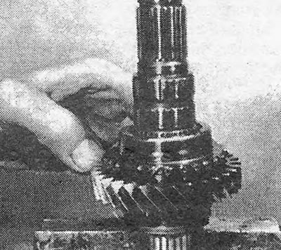 Фотография 12.16. Снятие шестерни 3 передачи.