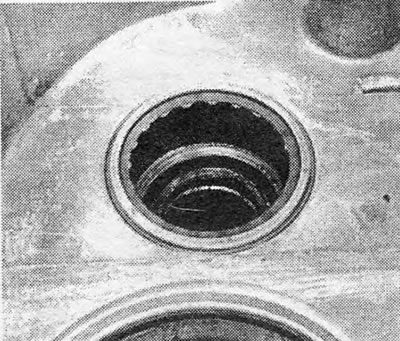 Photo 18.47. Bearing in the gearbox housing.