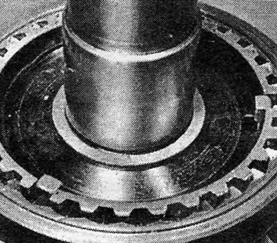 Фотография 19.16. Простая упорная шайба стоящая на синхронизаторе 3/4 передач.