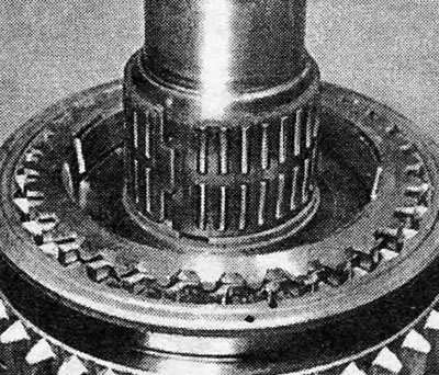 Фотография 19.19А. Разъемный игольчатый роликоподшипник шестерни 1 передачи.