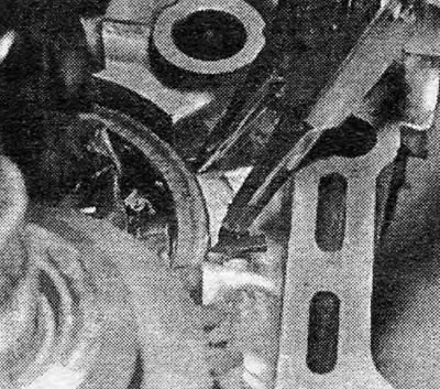 Фотография 19.24. Развести концы стопорного кольца ведущего вала.