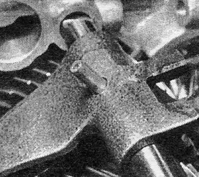 Фотография 19.27В. Цилиндрический штифт, крепящий вилку на штоке.