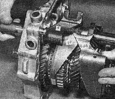 Фотография 19.30А. Устанавливаемые на место собачка штока 5 передачи и вилка 3/4 передач.