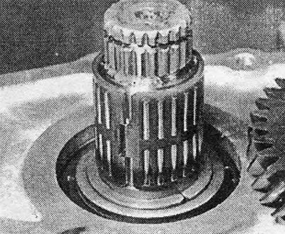 Фотография 19.45. Разъемный игольчатый роликоподшипник шестерни 5 передачи.