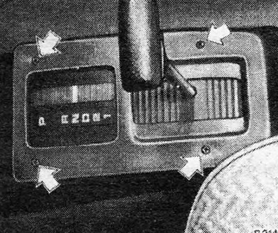 Obrázok 6.45. Skrutky krytu radiacej páky (znázornené šípkami)