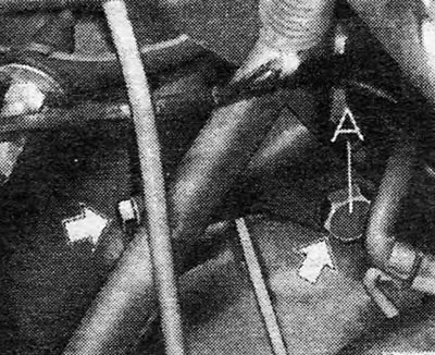 Obrázok 6.50. Skrutky držiaka lanka radiacej páky. Skrutka «A» slúži aj ako jedna zo skrutiek,…