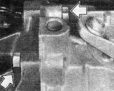 Figura 6.51. Șuruburi de montare ale carcasei convertorului de cuplu la motor (arătat prin săgeți)