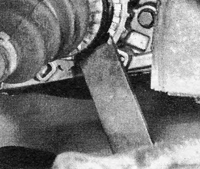 Zdjęcie 2.6B Odłączanie wału napędowego od mechanizmu różnicowego.