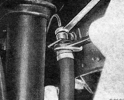 Figure 9.39 - Unscrewing the connecting sleeve of the tubes at the connection with the flexible hose