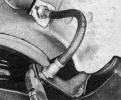 Figure 9.40 - Removing the flexible hose retaining ring from the support bracket