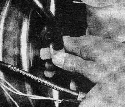 Fotografija 23.30 Odspajanje vakuumskog crijeva servo jedinice (modeli nakon 1985)