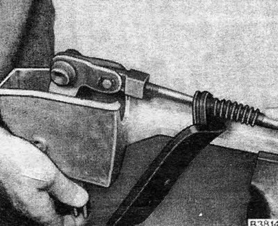 Слика 9.61 - Уклањање даљински управљане курбле из кућишта на крају шипке на страни педале