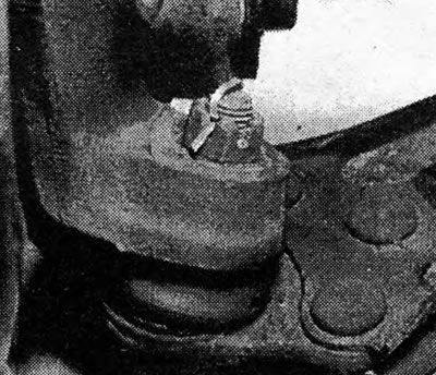 Photo 6.4A Ball joint of the control bracket.