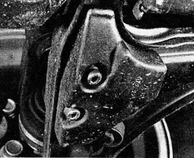 Photo 6.8 Shock absorber weight of the right-hand control bracket.