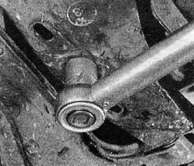Fotografija 9.11 Zatezanje većeg vijka za montažu nosača upravljačke ploče na navedenu vrijednost…