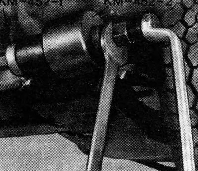 Рисунок 10.31. Один із методів зняття та встановлення замикаючого важеля