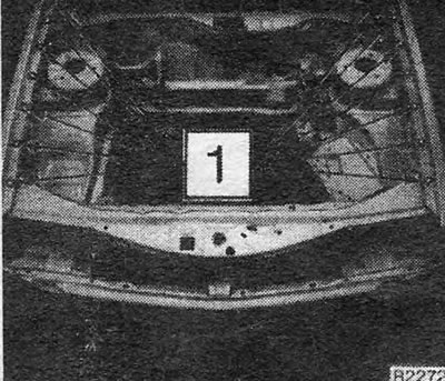 Фигура 11.9. Болтове за монтаж на горната част на предния калник (1)