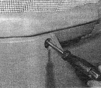 Фотографија 12.2Б Одвртање монтажног завртња наслона за руке у комбинацији са одељком за ситне…