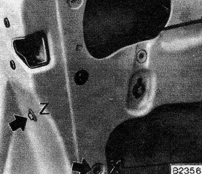 Rysunek 11.20. Śruby prowadzące szybę przednich drzwi: X - śruby w modelach dwudrzwiowych; Y -…