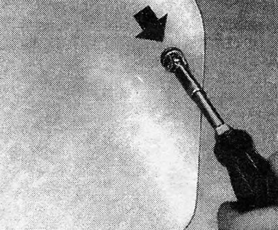 Rysunek 11.51. Odkręć płytkę montażową od szyby – miejsce wskazane strzałką