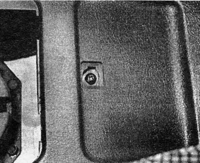 Fotografia 39.12 Odstráňte plastový kryt, aby ste odkryli montážnu skrutku základne konzoly