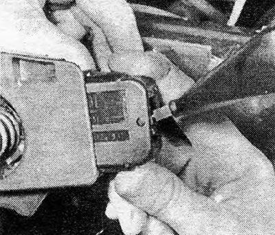 Фото 21.11А Натискання на утримуючі виступи перемикача на рульовій колонці