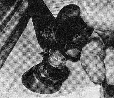 Фото 35.4 Гайка рычага стеклоочистителя