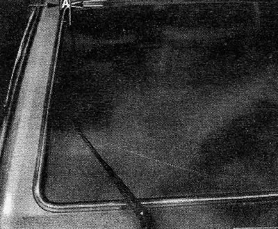 Slika 12.34. Podešavanje položaja ručice brisača stražnjeg stakla - Hatchback. A = 20,0 mm