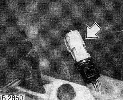 Figure 12.39. Headlight wiper motor wiring plug - indicated by arrow