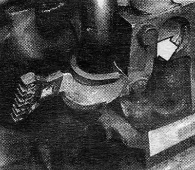 Fotografija 3.52 Otpustite vijak za pričvršćivanje cijevi za zrak kućišta radilice (označeno…