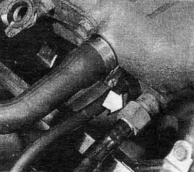 Fotografija 3.57 Spajanje vakuumskog crijeva pojačivača kočnica na cjevovod (označeno strelicom)