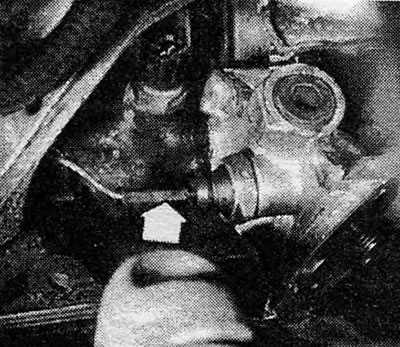 Fotografija 3.102 Spajanje električne žice prekidača tlaka ulja (označeno strelicom)