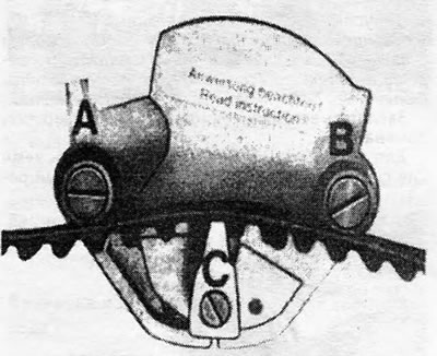 Place the device on the toothed belt at point «B», see figure A7872. Carefully unlock the device.