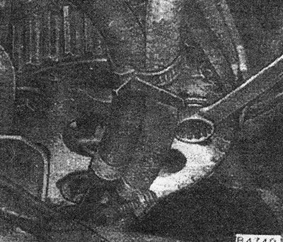 Завинтить центральный винт насоса.