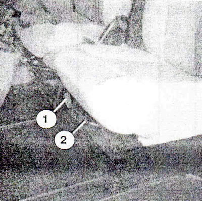 Podnieś wspornik 2. Wyreguluj siedzisko i zwolnij wspornik. Sprawdź, czy fotelik jest prawidłowo…