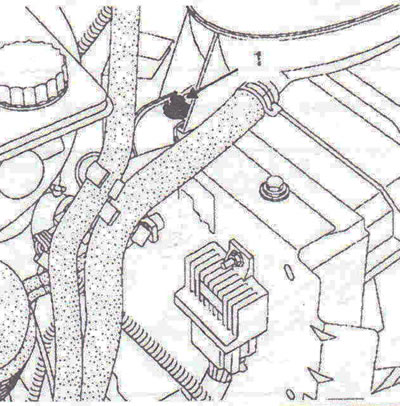 Рис. 4.102. Открутите болт 1 крепления расширительного бачка и отведите его в сторону.